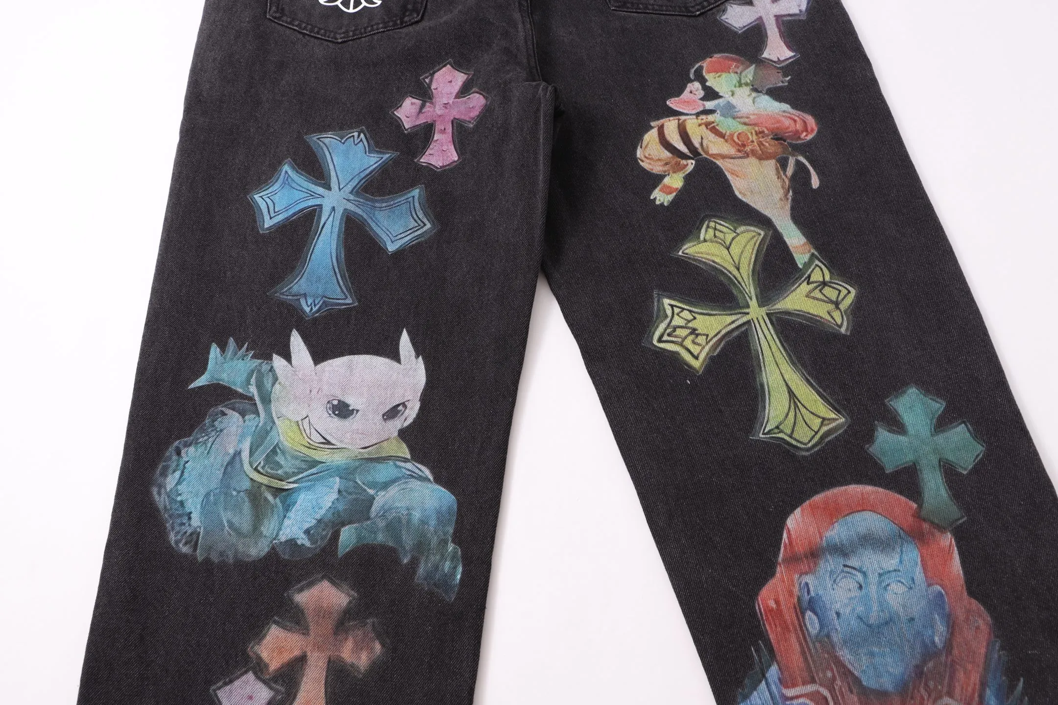 P290 Style number: H73 Crow Heart & 𝐂𝐡𝐫𝐨𝐦𝐞 𝐇𝐞𝐚𝐫𝐭 ss25 black elf print jeans. Styles with different washed textures are very friendly to people with thin legs. The slightly flared version perfectly modifies the leg shape. The timeless and moderate length makes it easy to match and match. It is the basis for various styles and is a must-have in your wardrobe! The fabric is stiff but also makes the upper body soft without losing texture. The washing process is even more perfect. It is a must-have item for everyone! ! ! Washed wheat, hang tag, pants label, three labels complete Color: black Size: 30-32-34-36